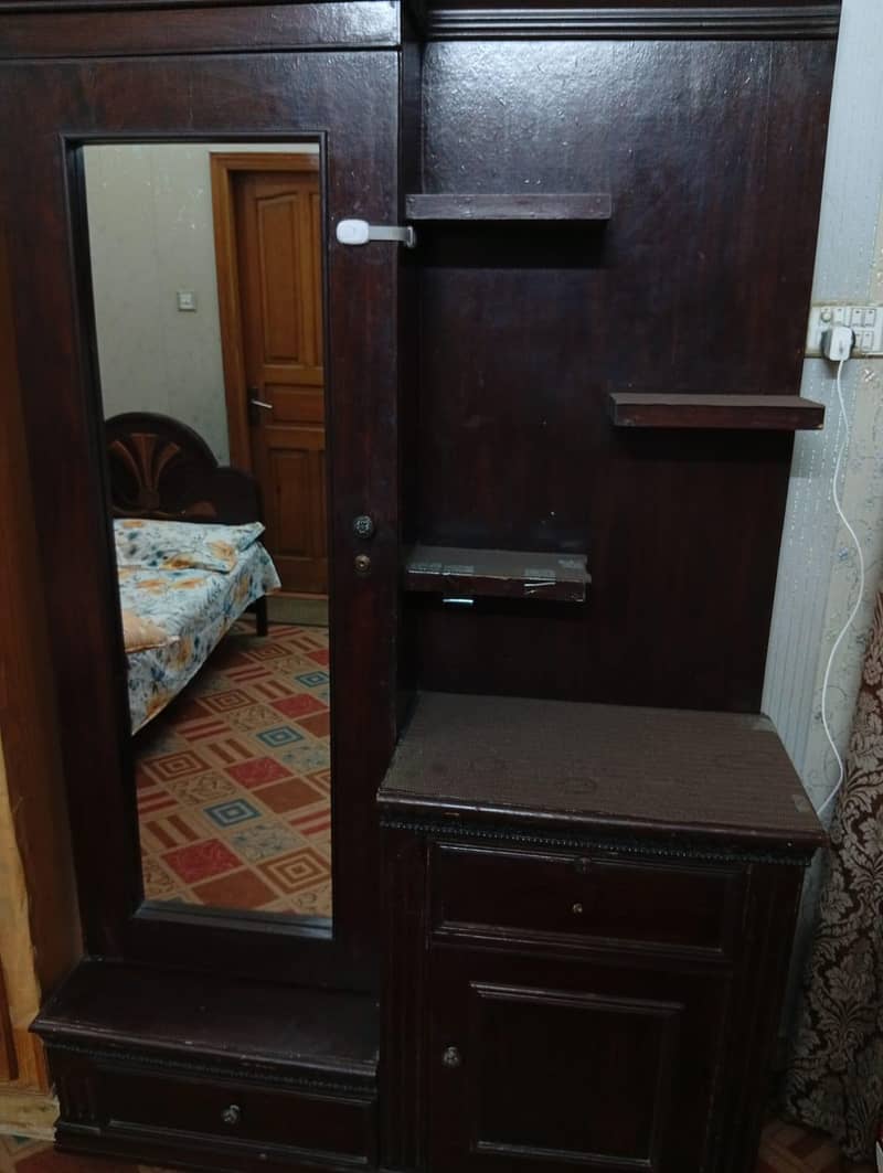 dressing table good condition mirror 100 ok 0