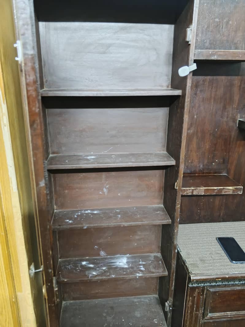 dressing table good condition mirror 100 ok 1