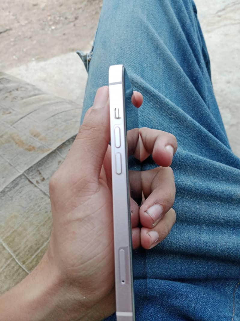 Apple iPhone 13 5