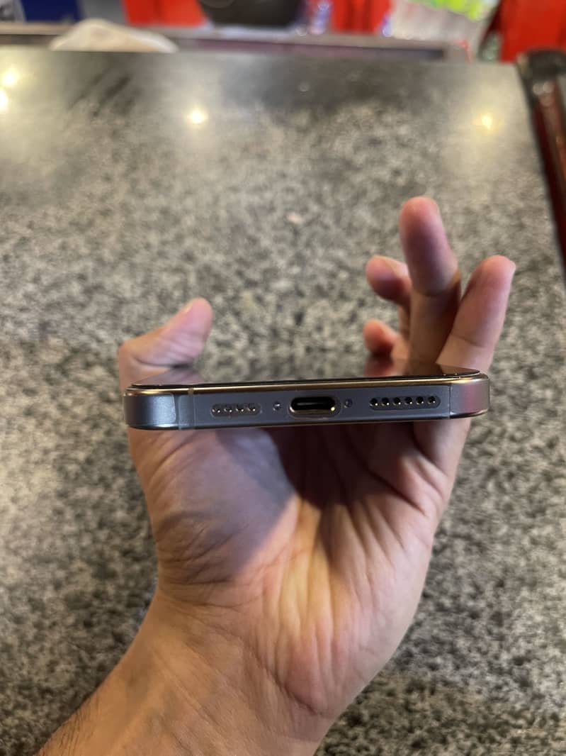 Apple iPhone 16 Pro Max 2
