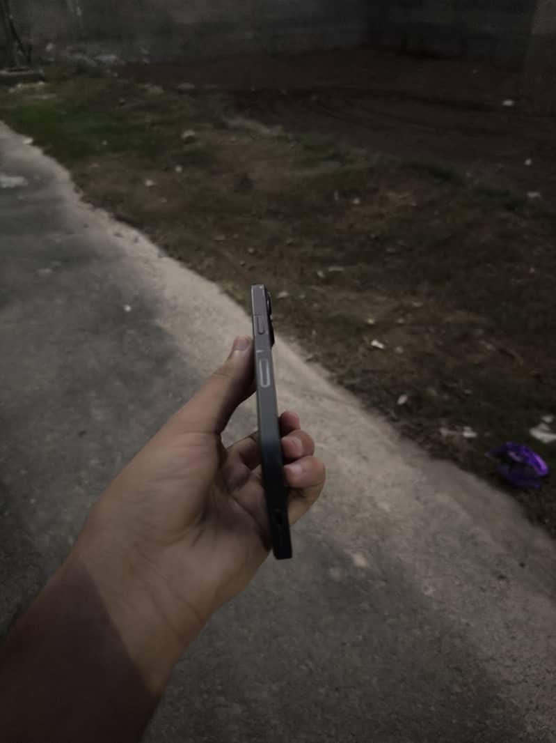 Apple iPhone 13 2