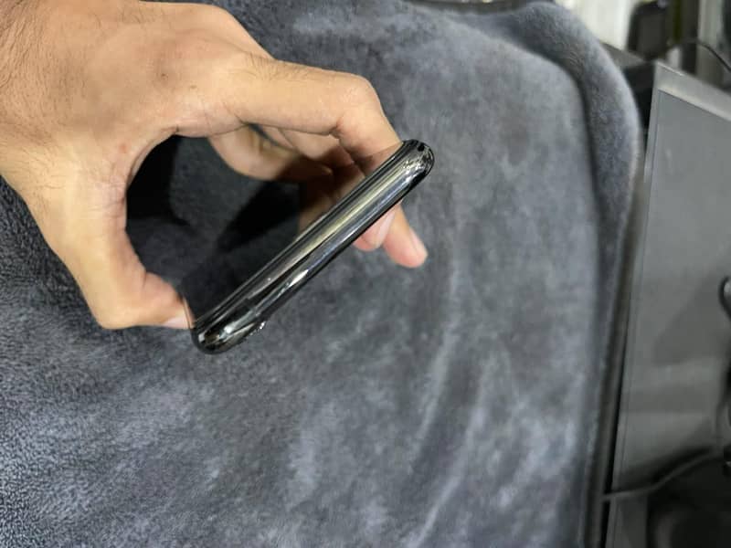 Apple iPhone XS 4