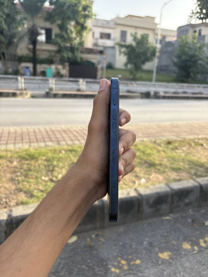 Apple iPhone 15 Pro Max 2
