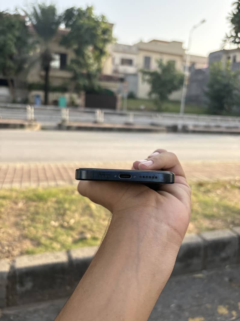 Apple iPhone 15 Pro Max 3