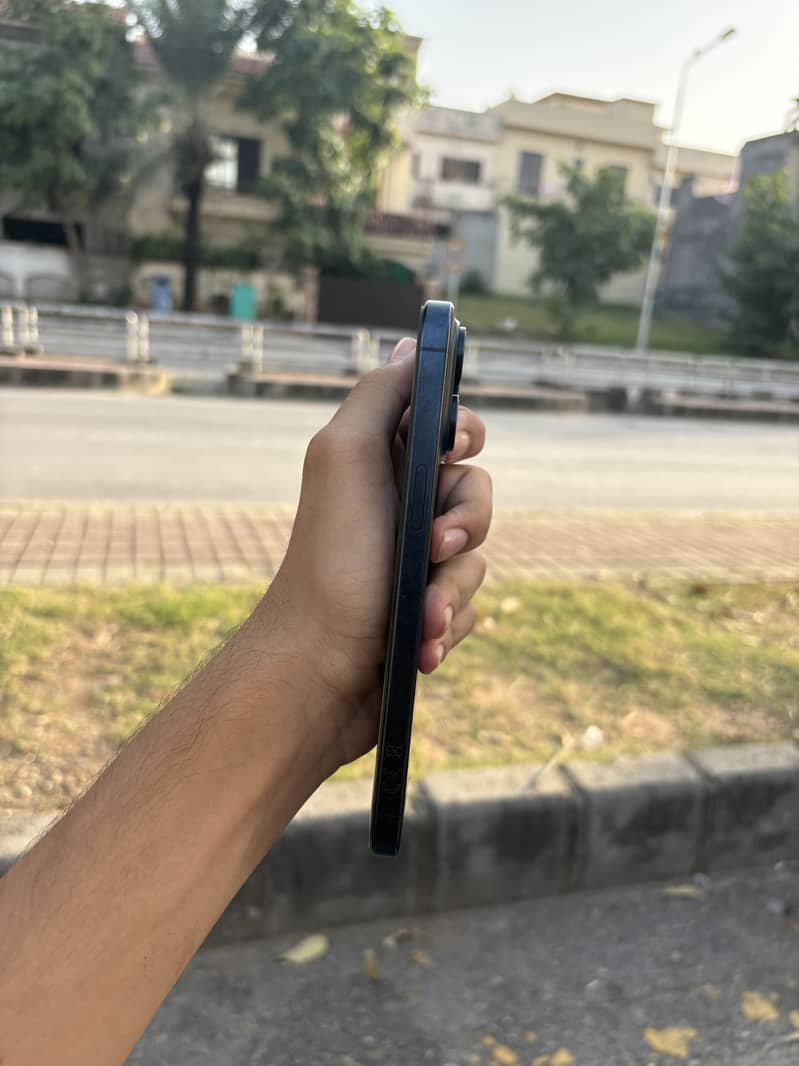 Apple iPhone 15 Pro Max 4