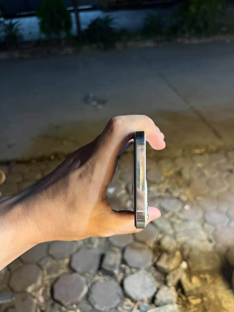 Apple iPhone 12 Pro Max 4