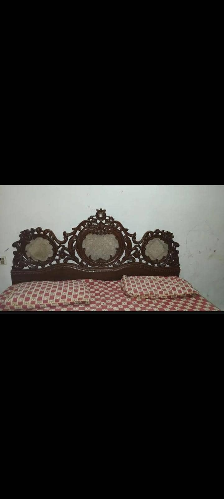 King size bed 0