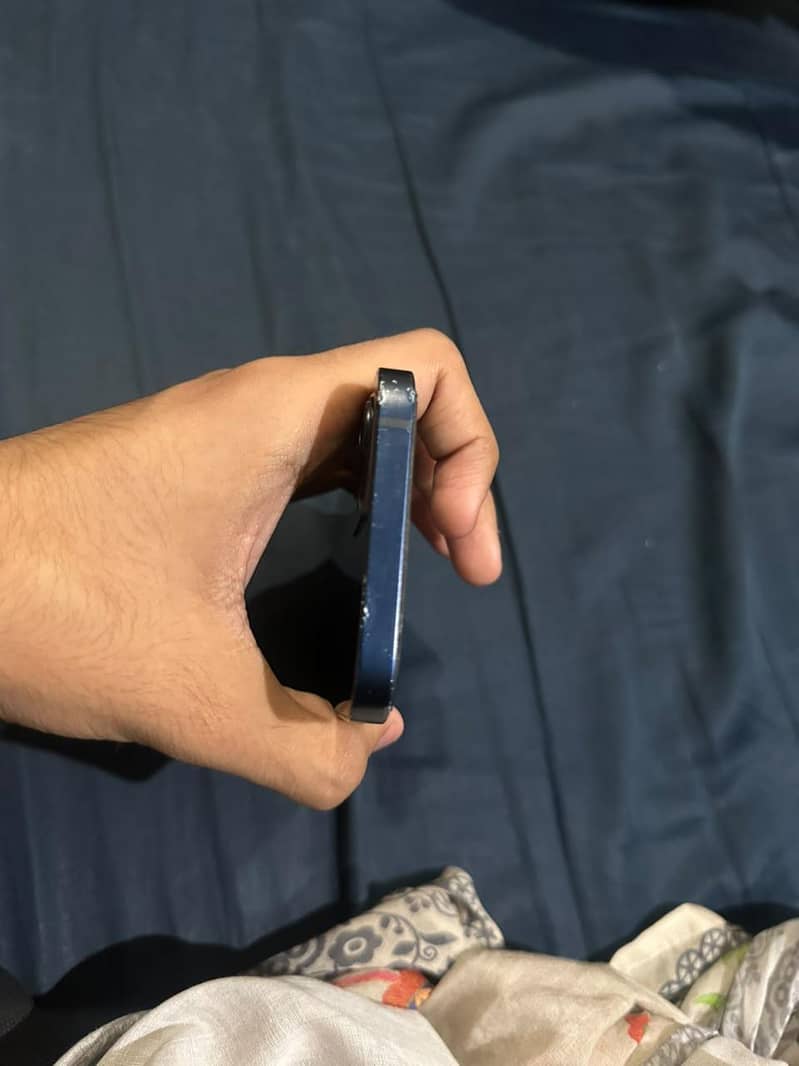 Apple iPhone 12 4