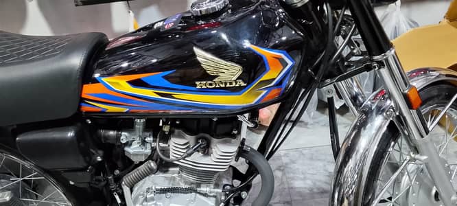2k27 black fuel tank +side covers for sale