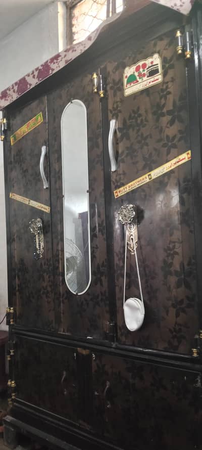 wardrobes suting almari almost new for sale