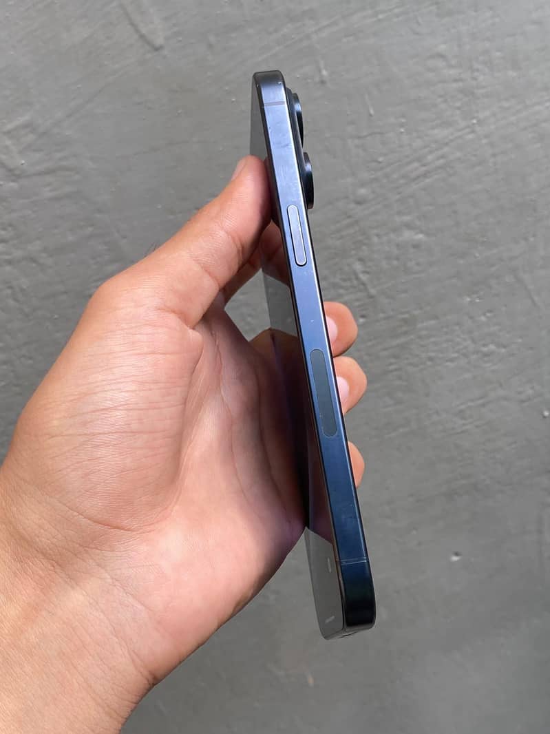 Apple iPhone 15 Pro Max 4