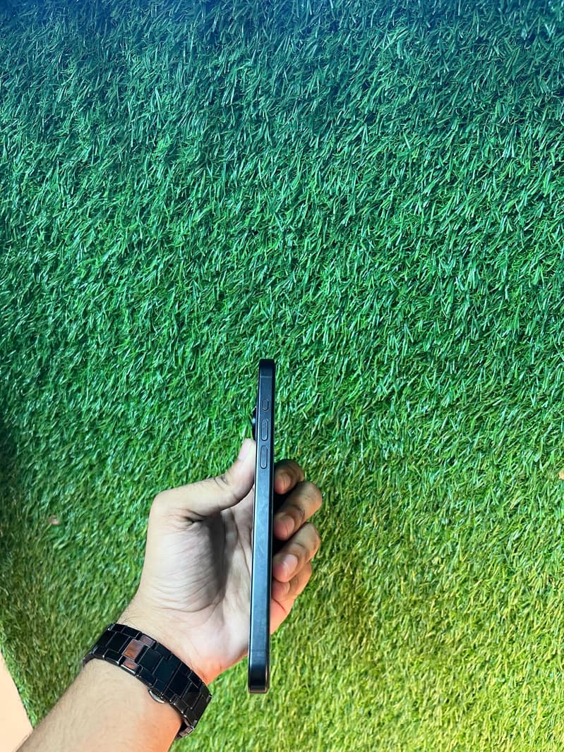 Apple iPhone 15 Pro Max 2