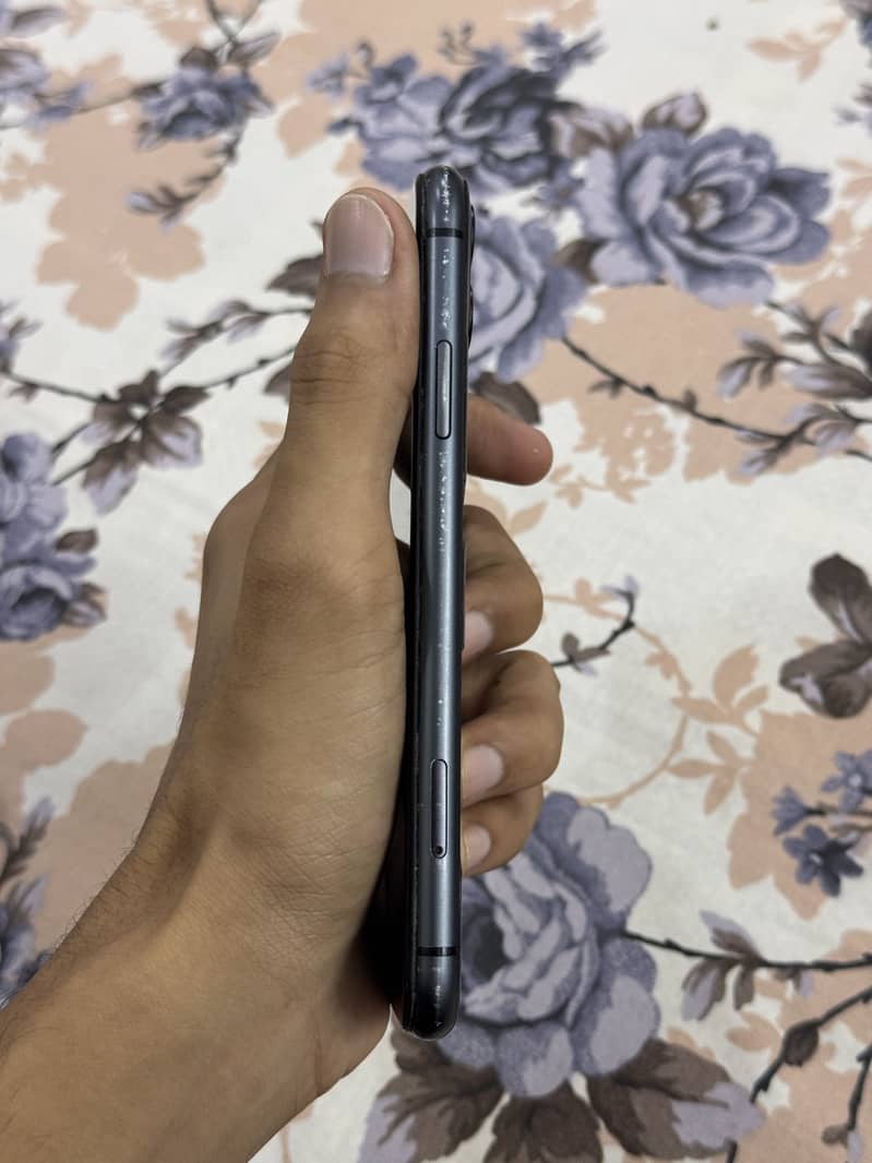 Apple iPhone 11 3