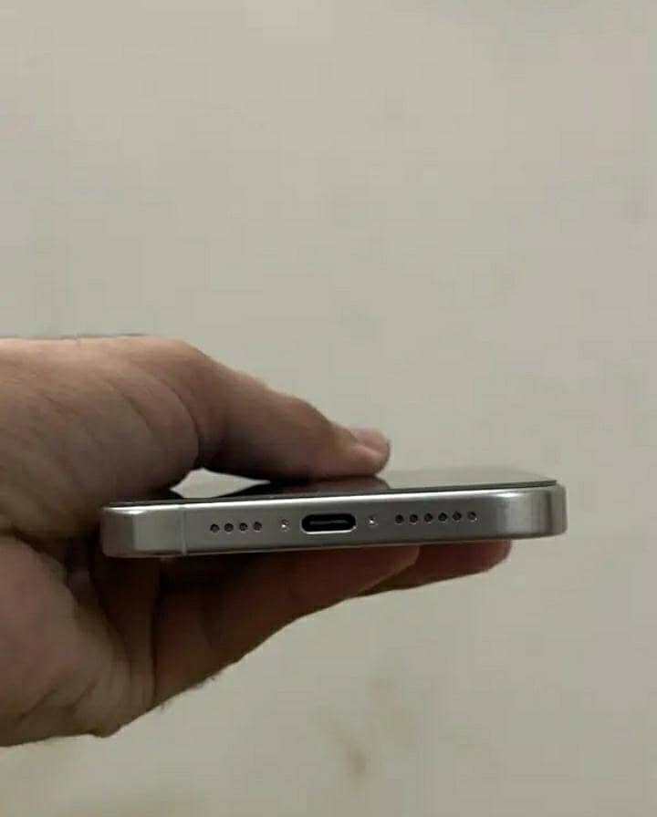 Apple iPhone 15 Pro 2