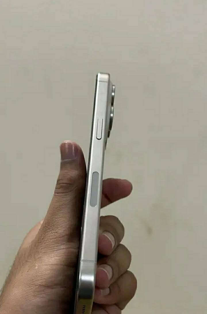 Apple iPhone 15 Pro 3