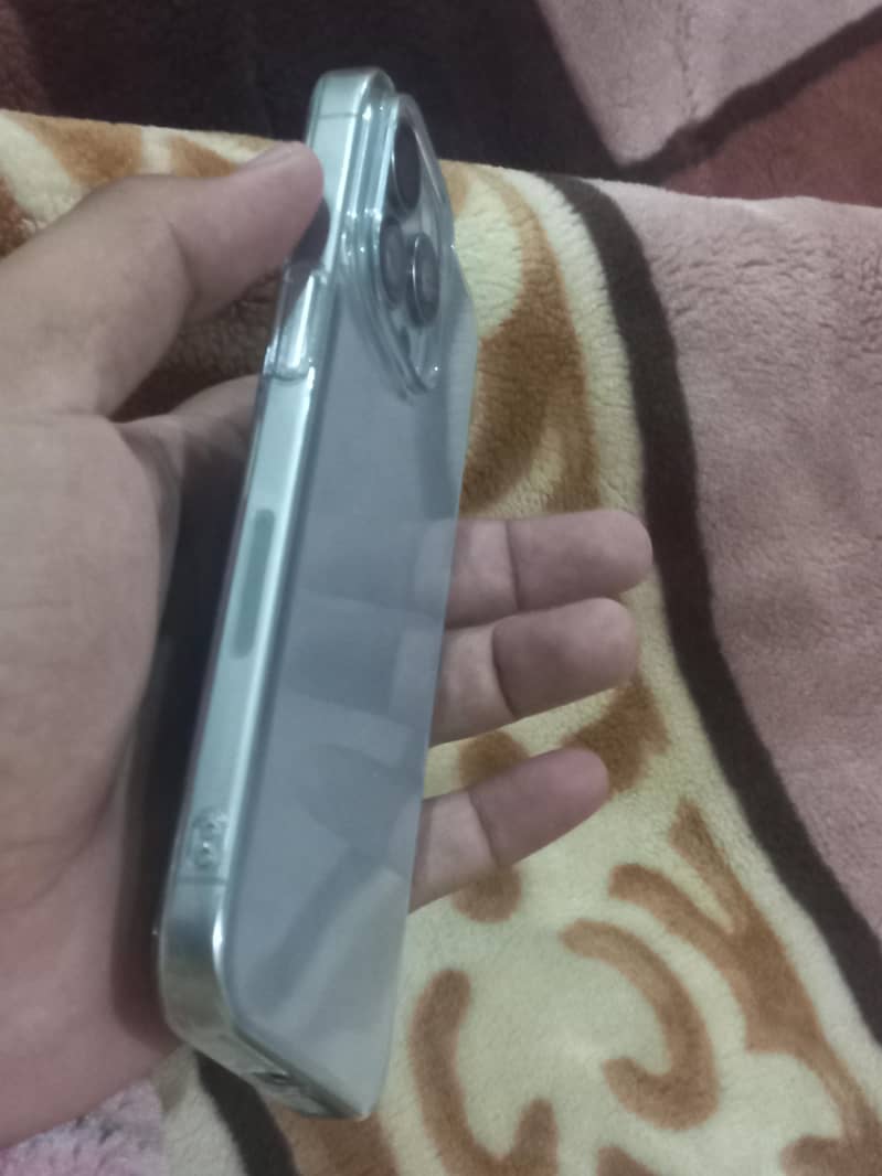 Apple iPhone 15 Pro Max 2