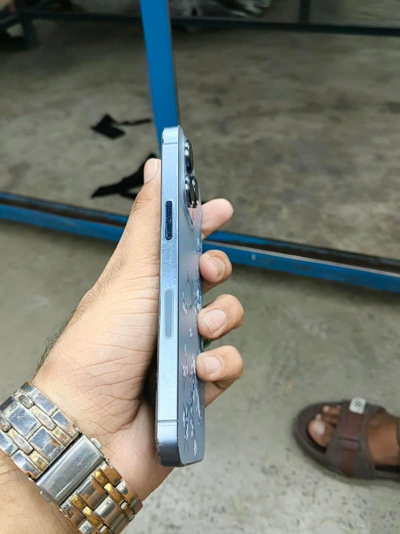 Apple iPhone 13 Pro Max 4