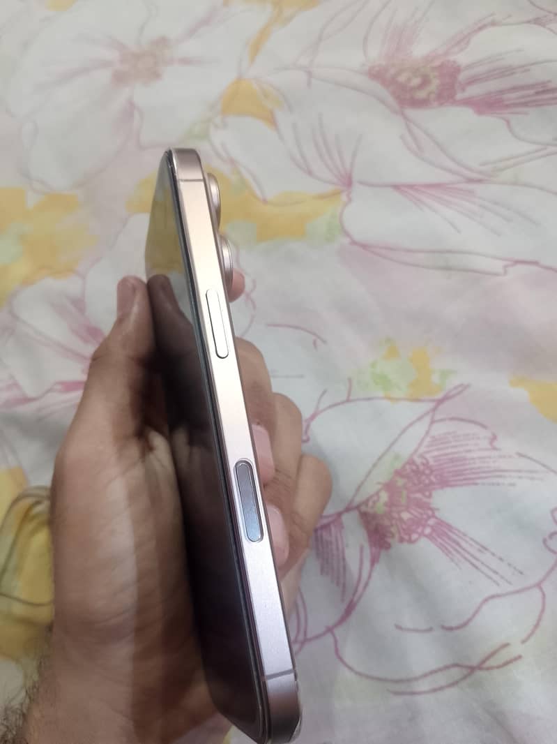 Apple iPhone 16 Pro 1
