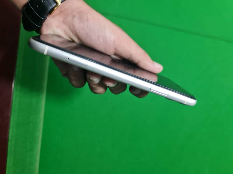 Apple iPhone 11 3