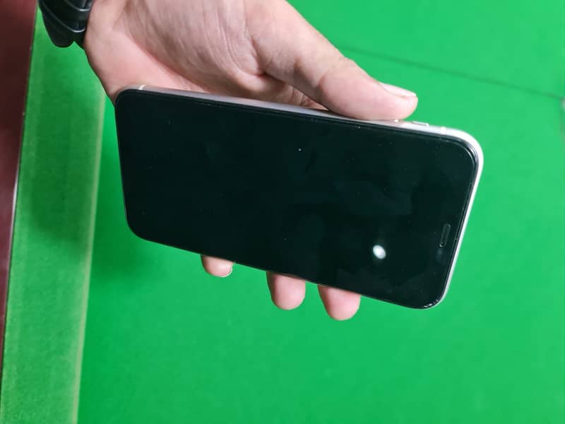 Apple iPhone 11 4