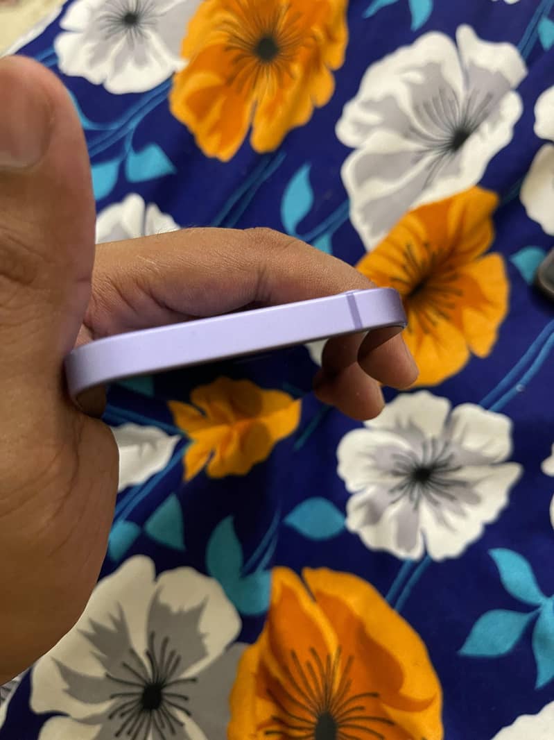 Apple iPhone 12 4