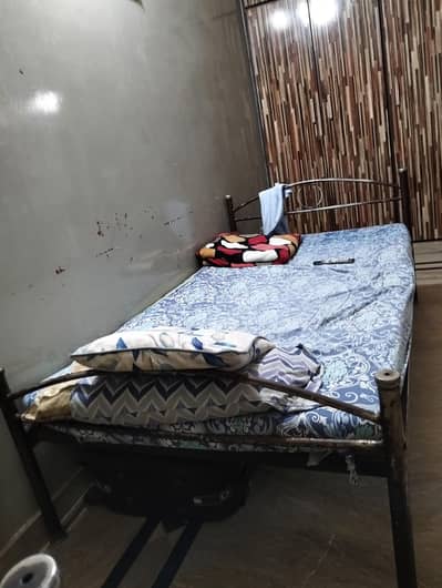 2 single iron bed