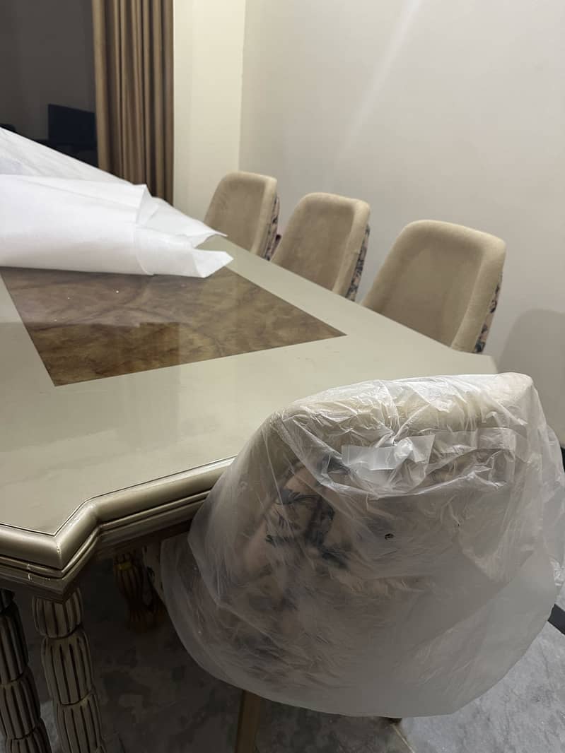 Dining Table 0