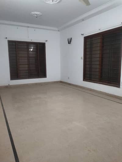 240yd portion Ground floor 3 bed d d  Marbell floor Gulshan 3 Keys Visit any time 95k Seprate gate parking *Code(16827)*