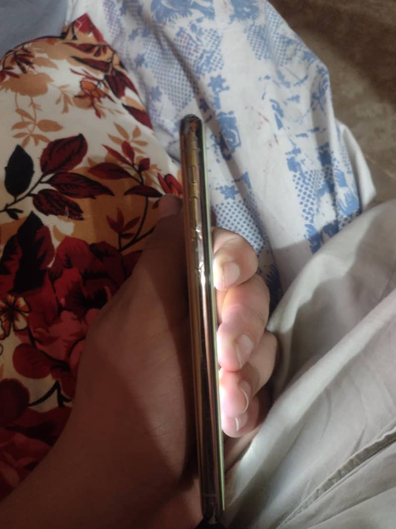 Apple iPhone XS 3