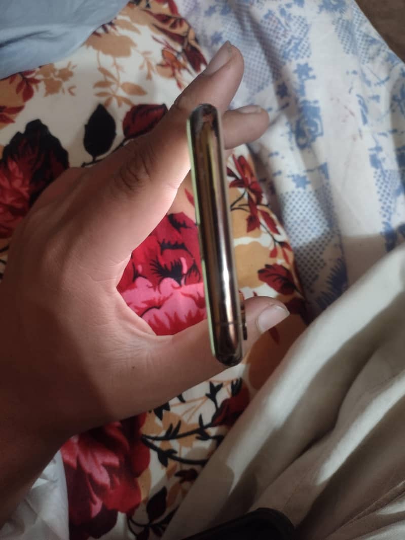Apple iPhone XS 4