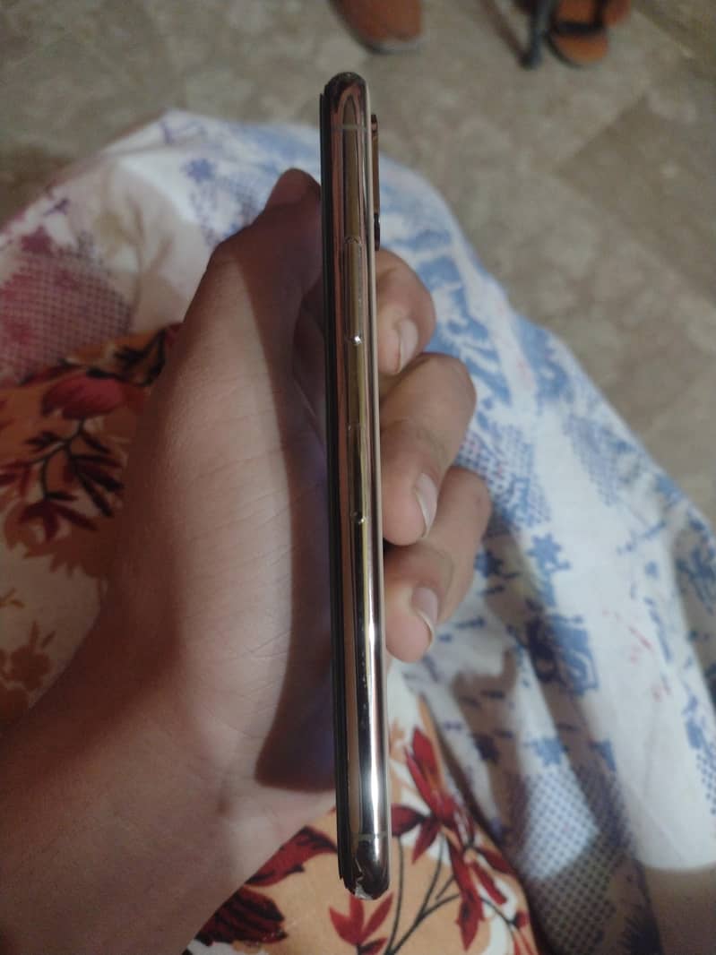 Apple iPhone XS 5
