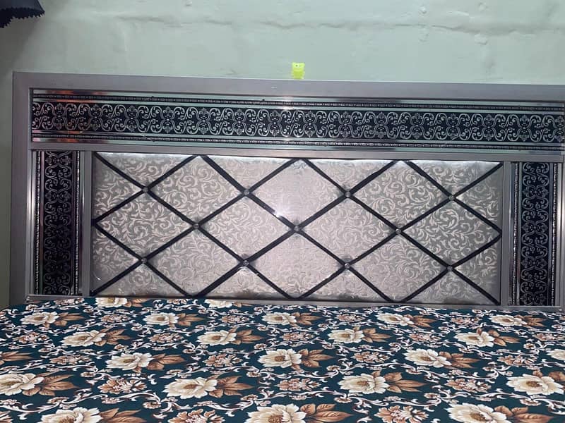 iron bed 0