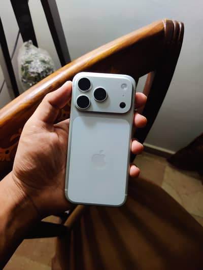 Apple iPhone 17 Pro Silver JV 100 BH in mint condition