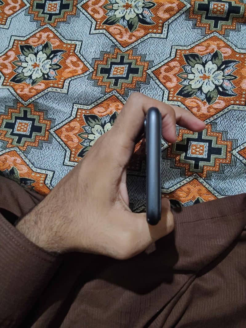 Apple iPhone 11 7