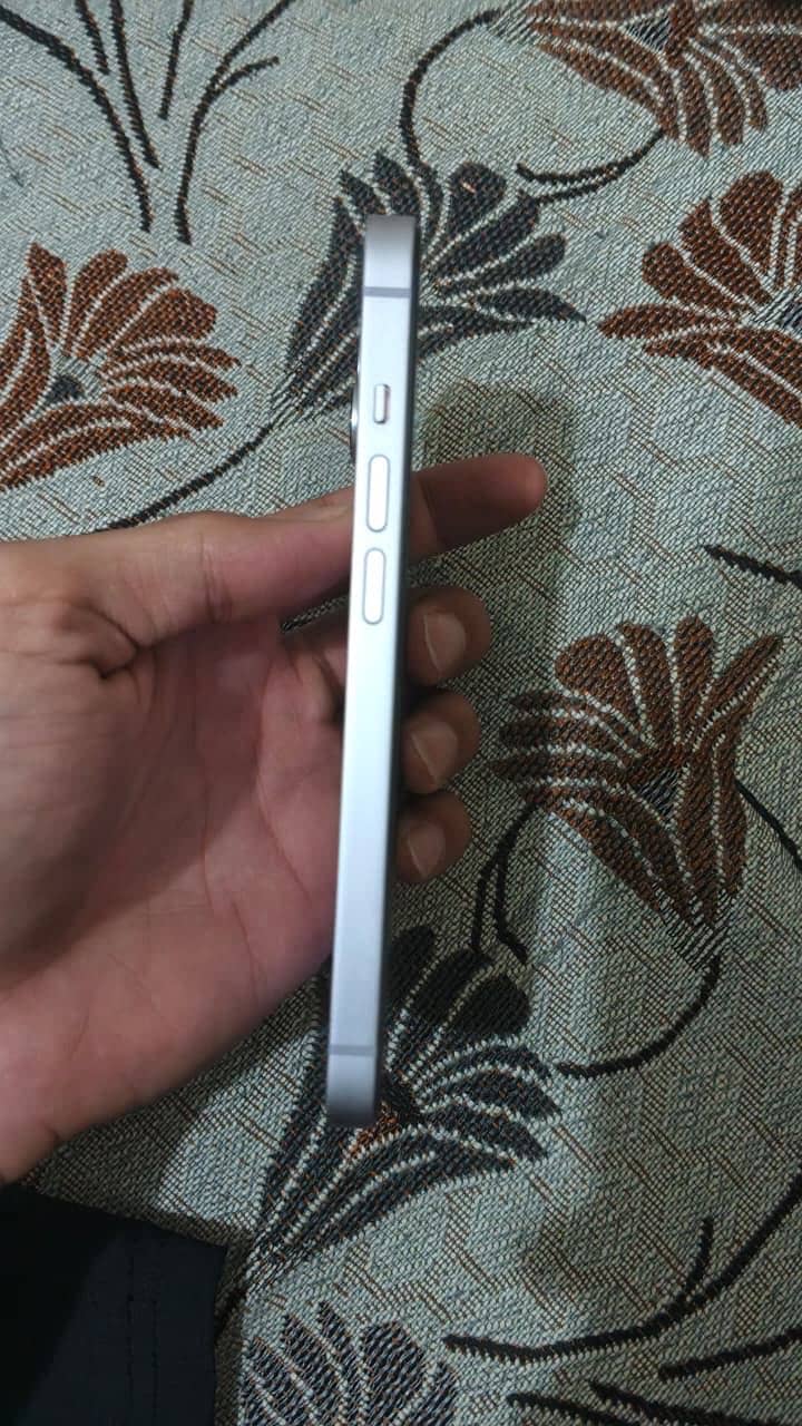 Apple iPhone 14 3