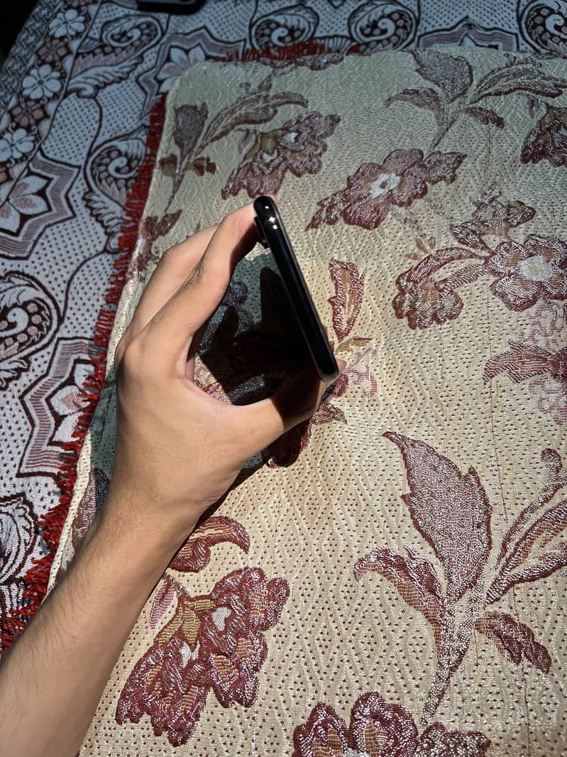 Apple iPhone XS Max 4