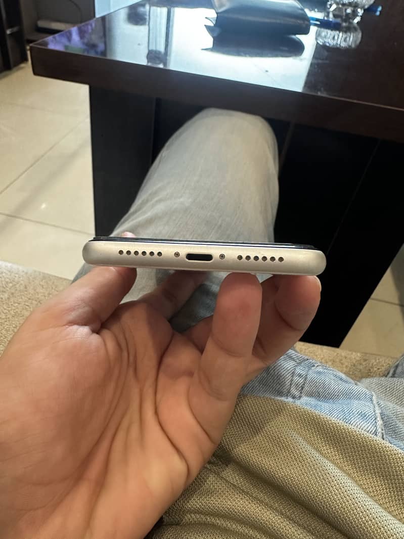 Apple iPhone XR 7