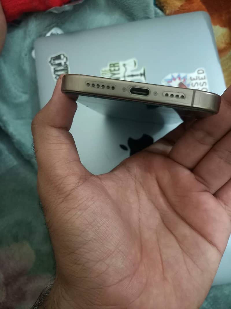 Apple iPhone 16 Pro Max 1
