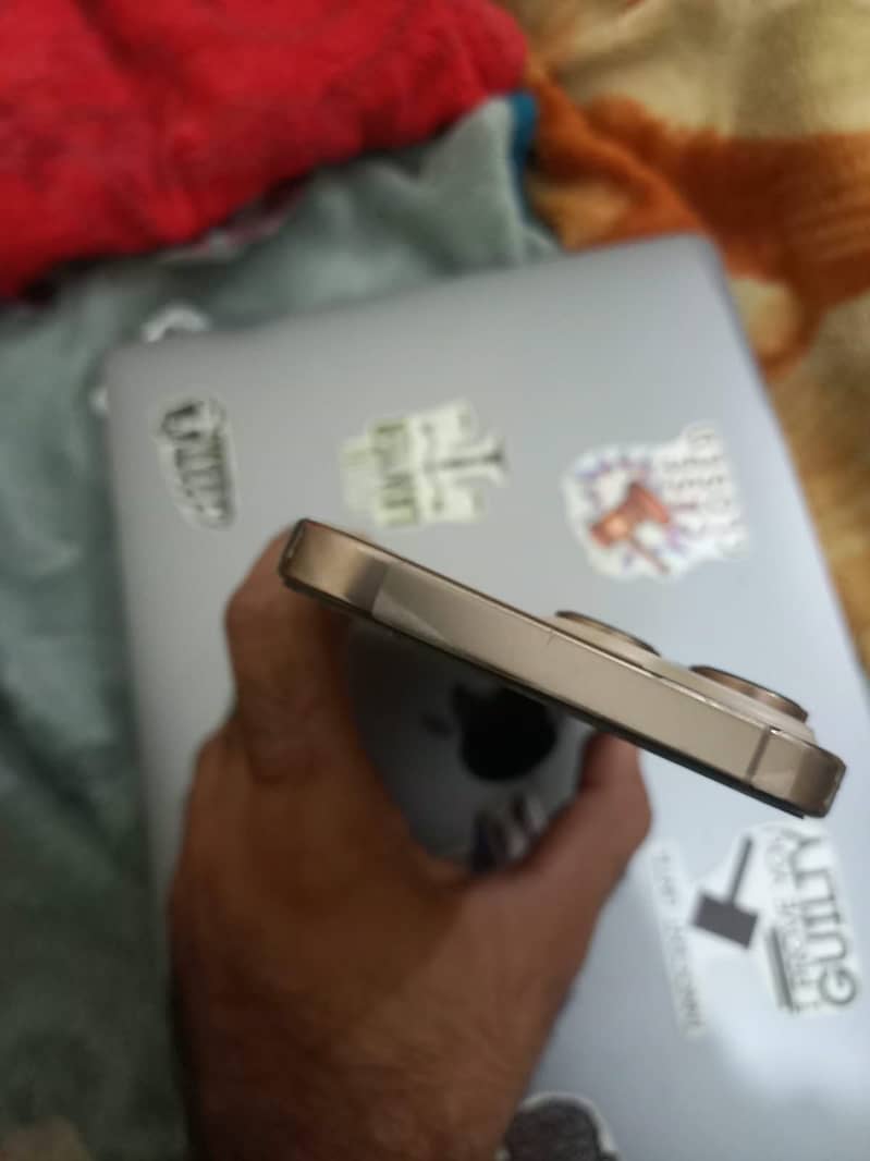 Apple iPhone 16 Pro Max 4