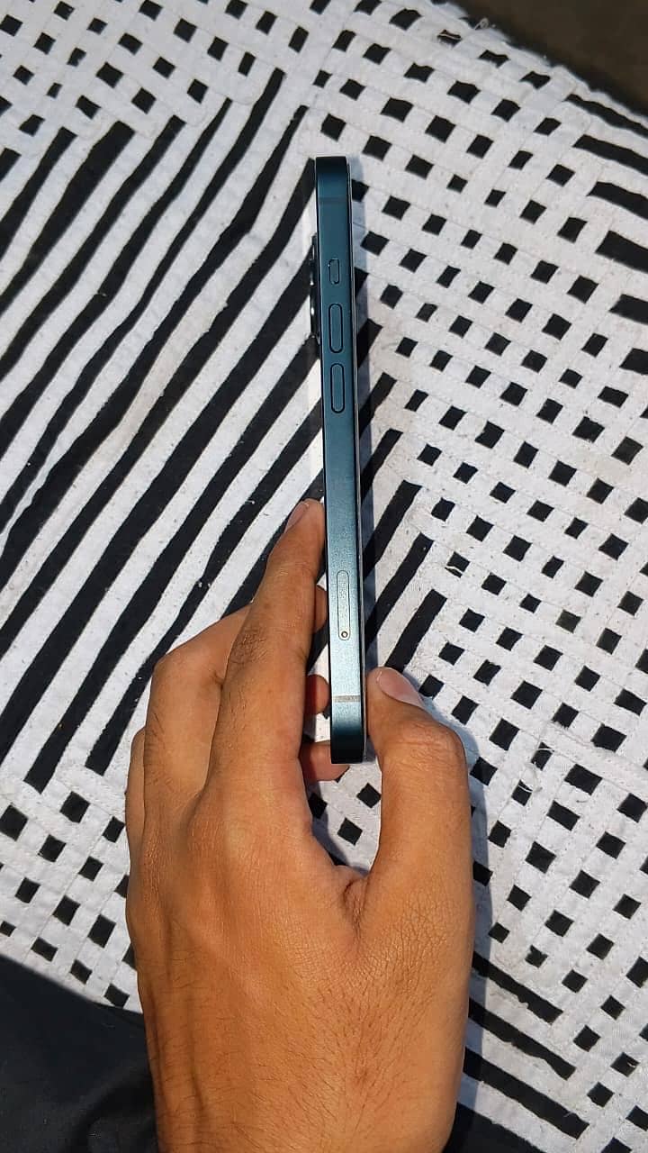Apple iPhone 13 2