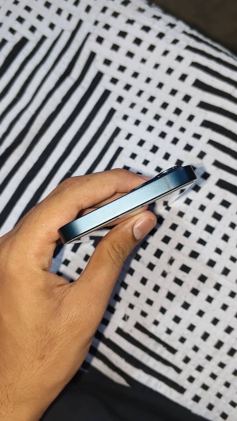 Apple iPhone 13 7
