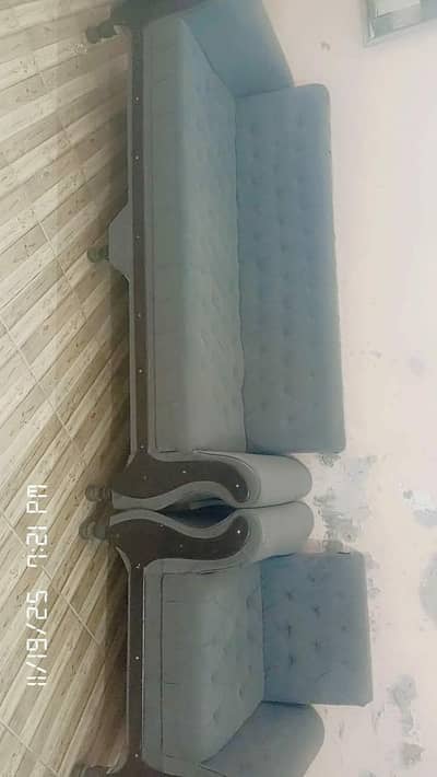 space ki wjha sy sell kr rahy 9/10  condition he