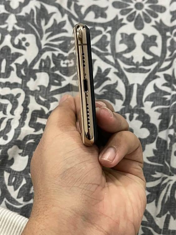 Apple iPhone XS Max 3