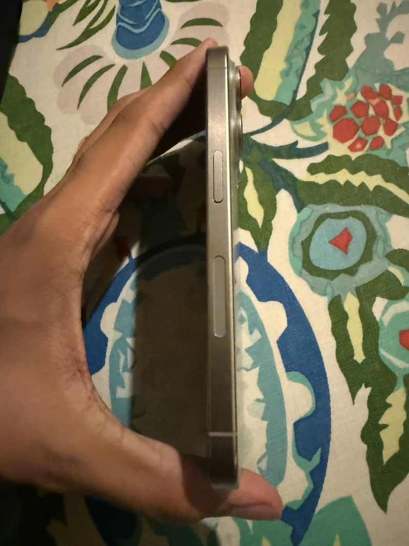 Apple iPhone 15 Pro 2