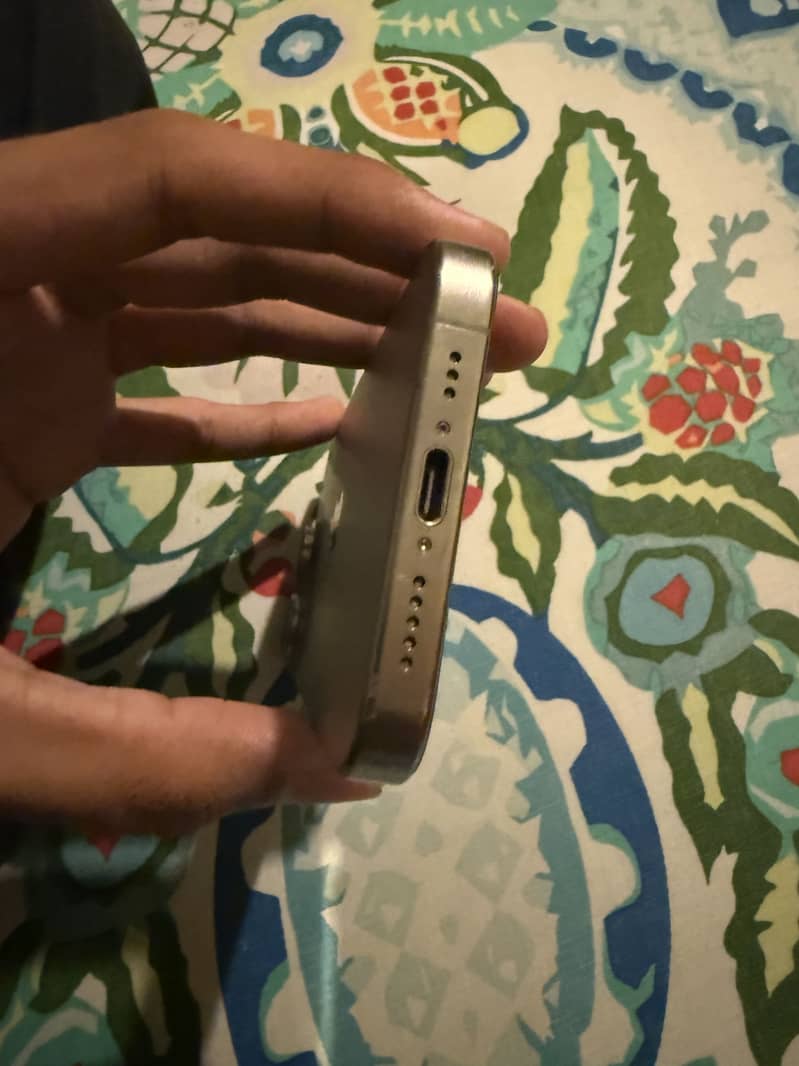 Apple iPhone 15 Pro 4