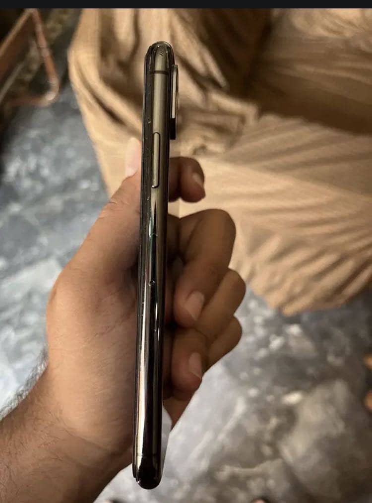 Apple iPhone XS 4