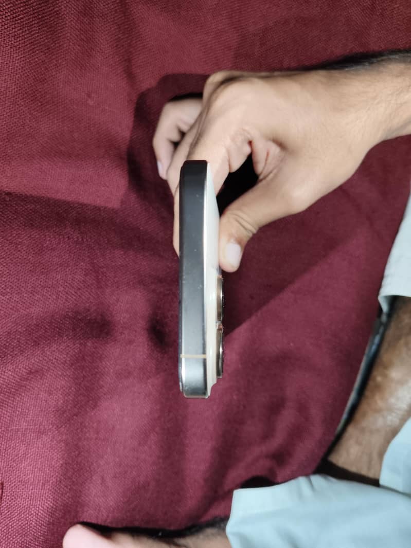 Apple iPhone 16 Pro Max 4