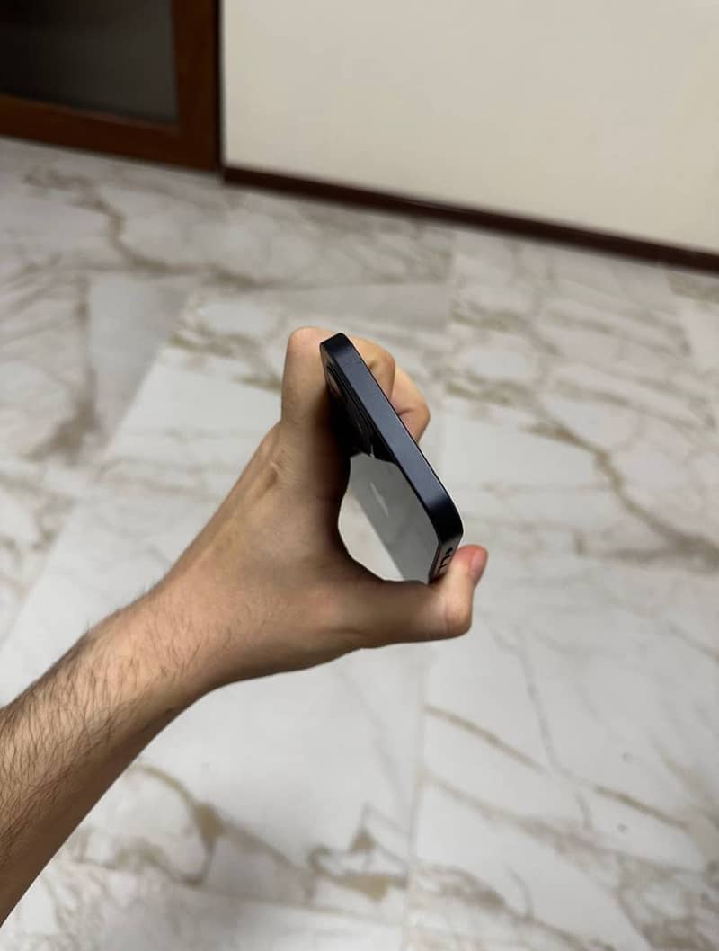Apple iPhone 12 4