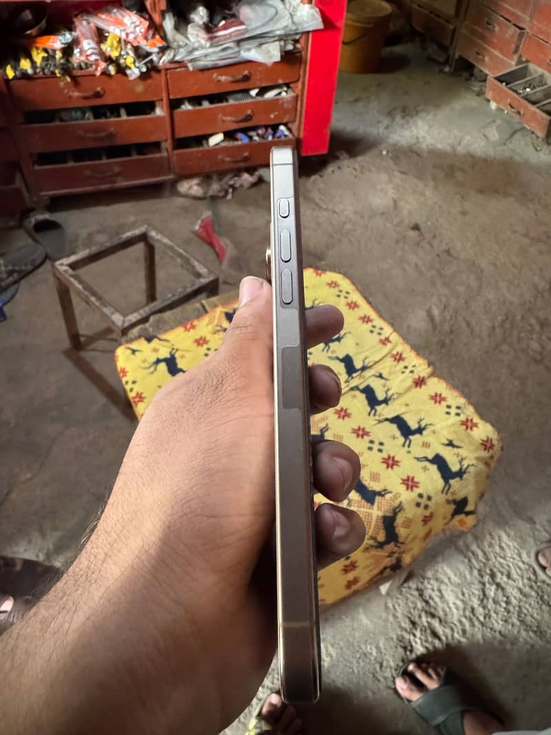 Apple iPhone 16 Pro Max jv 1