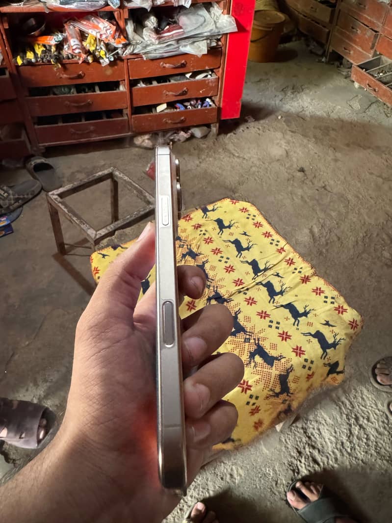 Apple iPhone 16 Pro Max jv 2